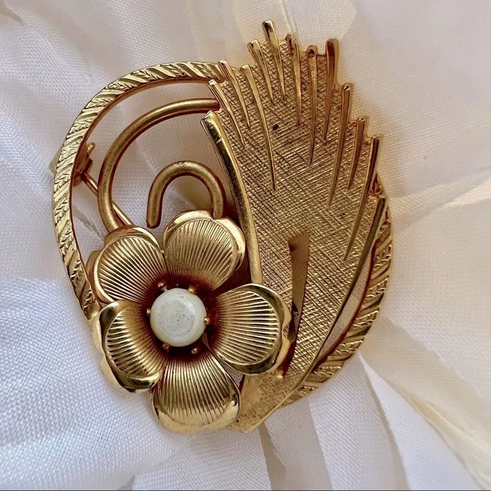 Vintage Gold Tone Faux Pearl Flower Brooch Size 1.5”